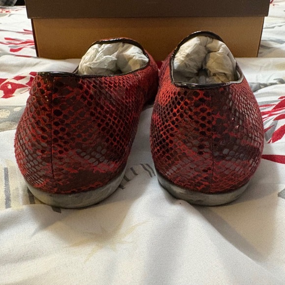 R by Trotters Tosha Red Snakeskin Loafer Flats Women's Size 9W Slip On New - Picture 6 of 10